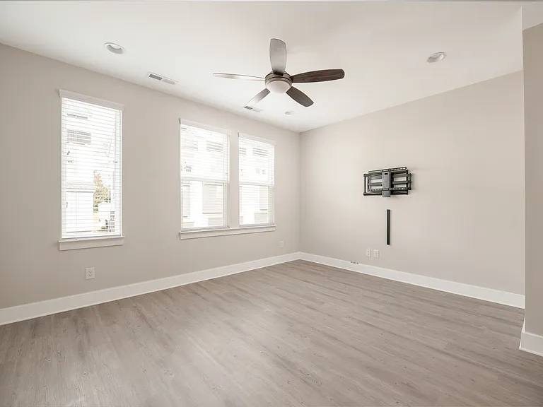 554 W End Dr — Photo 11