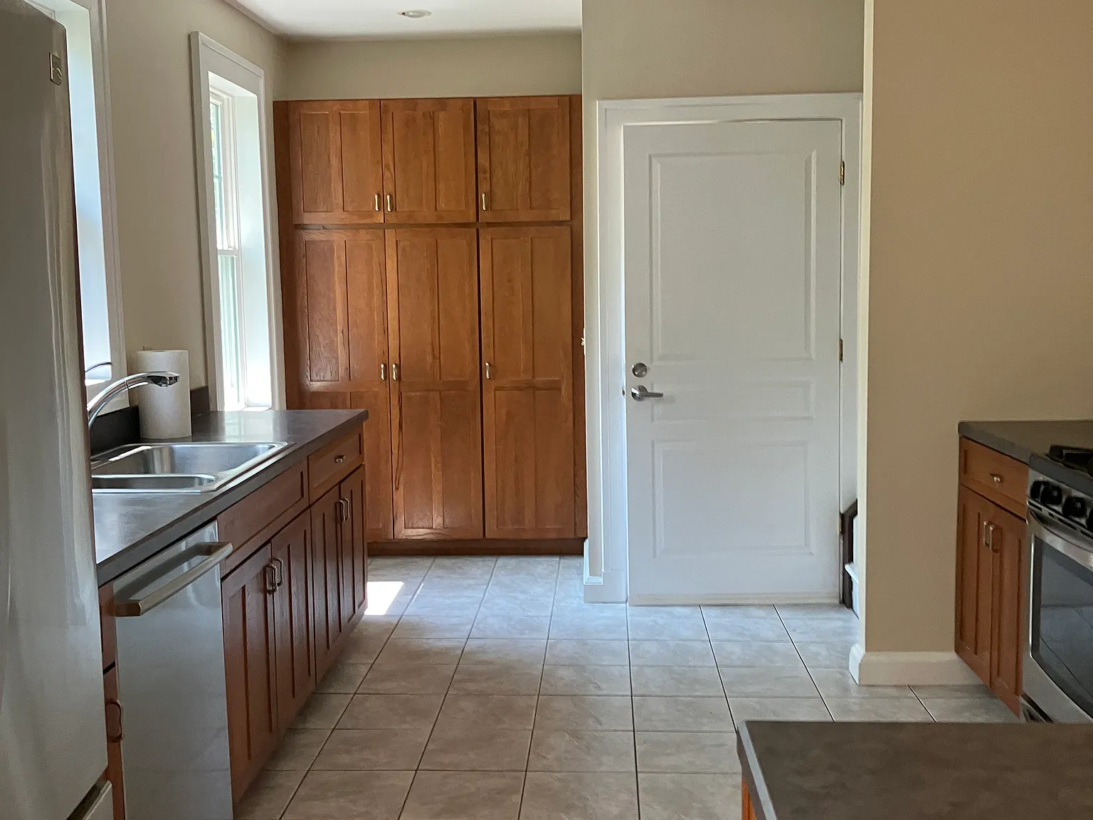 3 bed, 1.5 bath, 1950 sqft, $3,200 — Photo 4