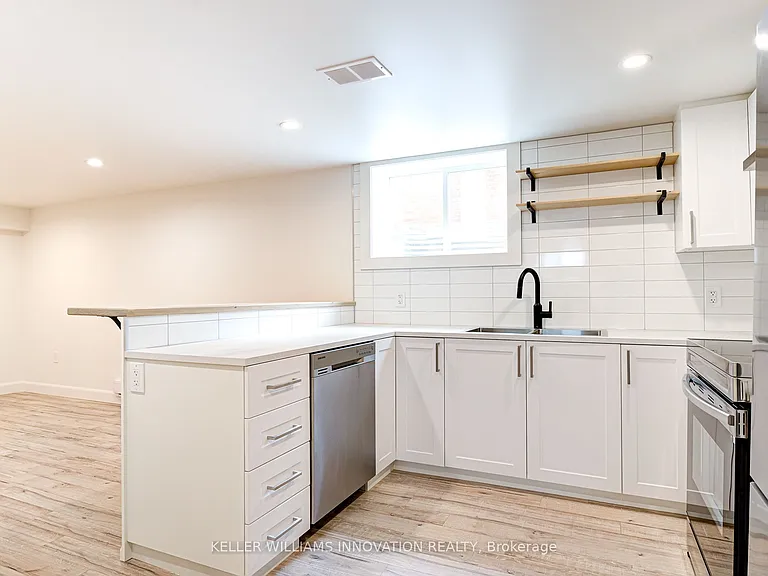 81 Culver Cres #B — Photo 12