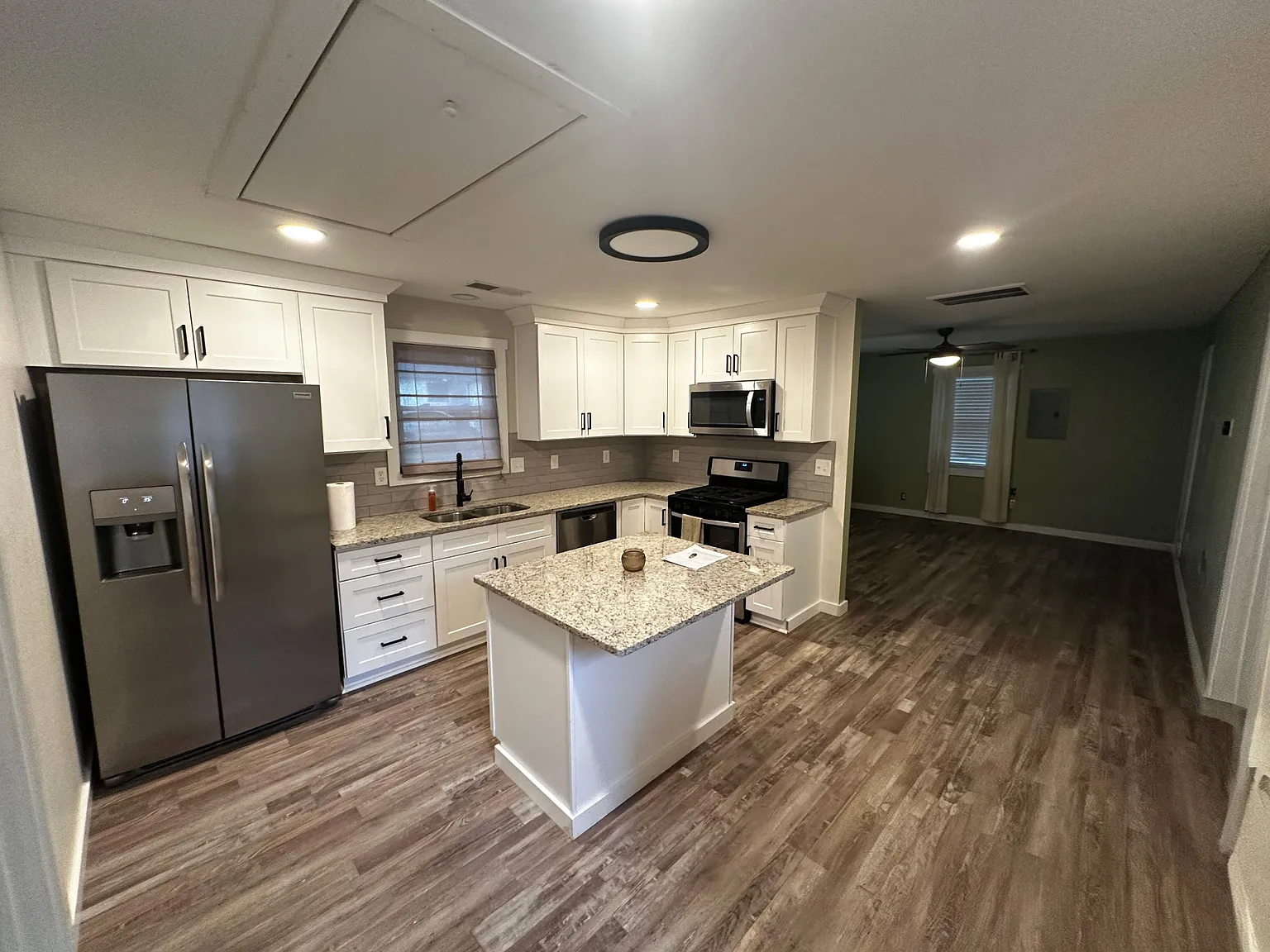 2 bed, 852 sqft, $1,800 — Photo 2