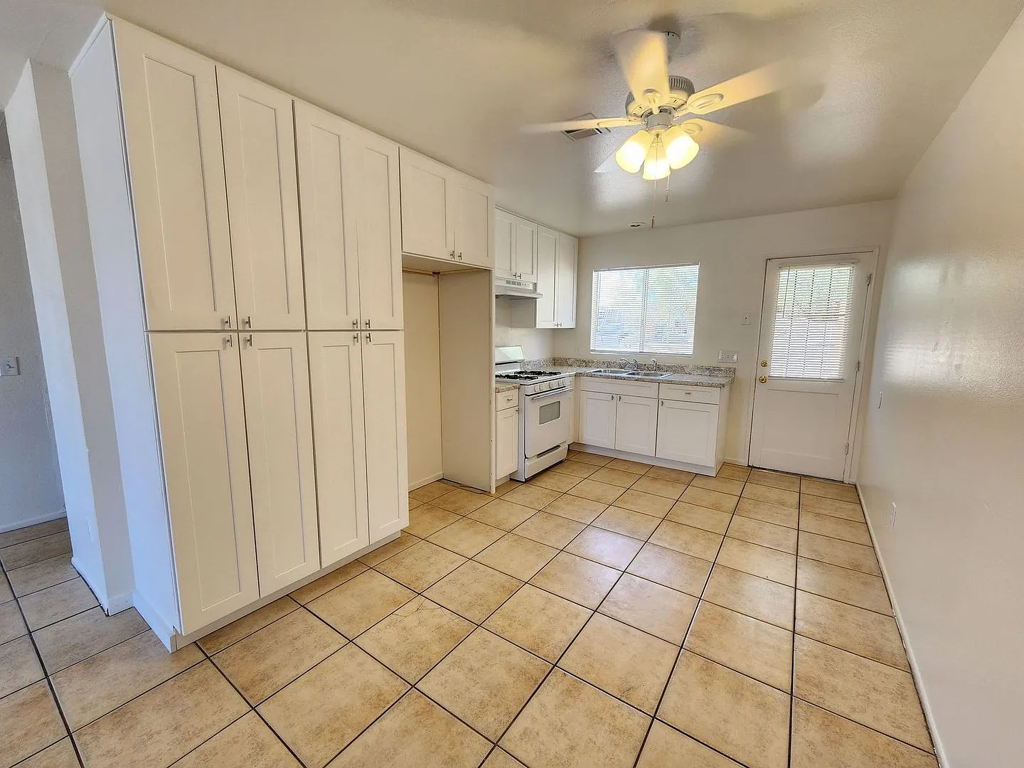 Smoketree Apartments — Photo 3