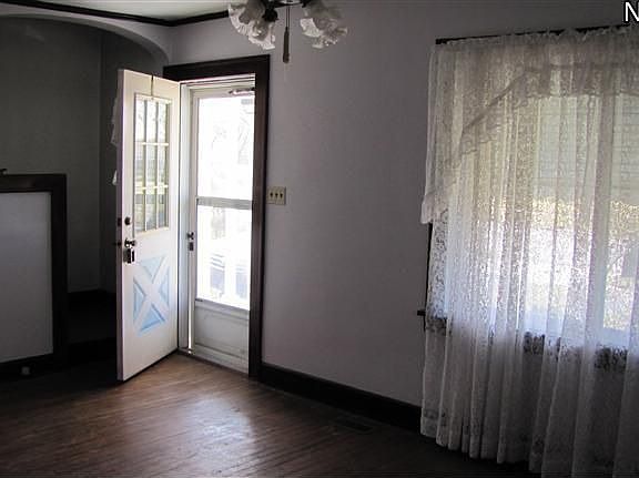 4th image of 369 Avery Ave