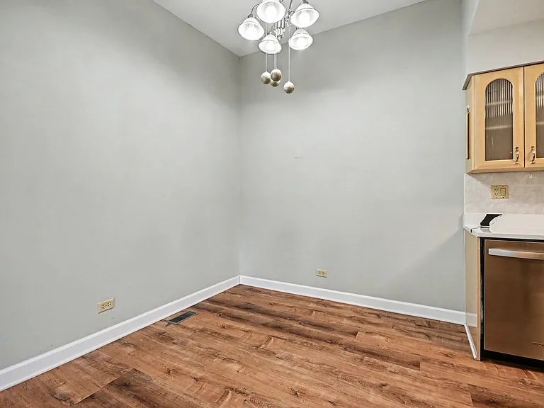 410 Ashwood Ct — Photo 4