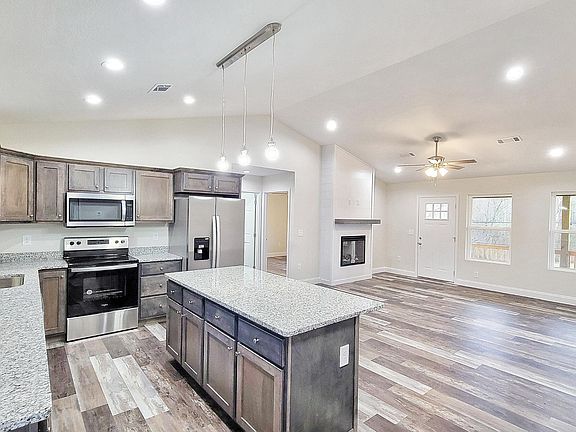 2nd image of 1421 Grandeur Ave
