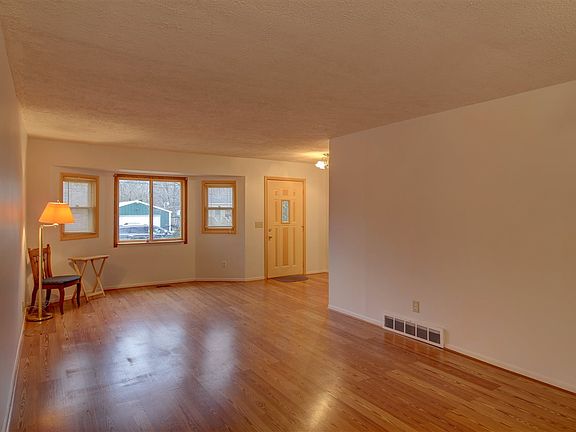 5th image of 422 E Race St