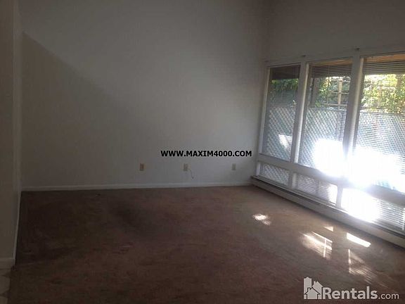 3rd image of 165 Belaire Dr APT 25