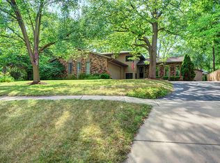 1530 Hillcrest Rd, Downers Grove, IL 60516