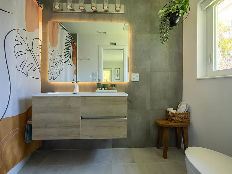 Master bathroom #1 with full sized soak bath tub. Master bathroom #1 with full sized soak bath tub. 5 start hotel quality eco toiletries and disposable slippers. White towels.