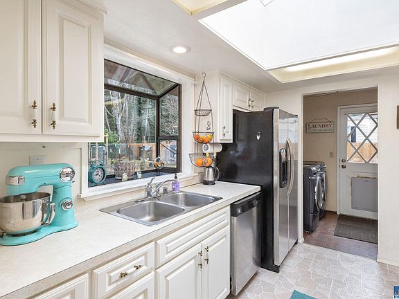 3rd image of 713 S Alder Ln
