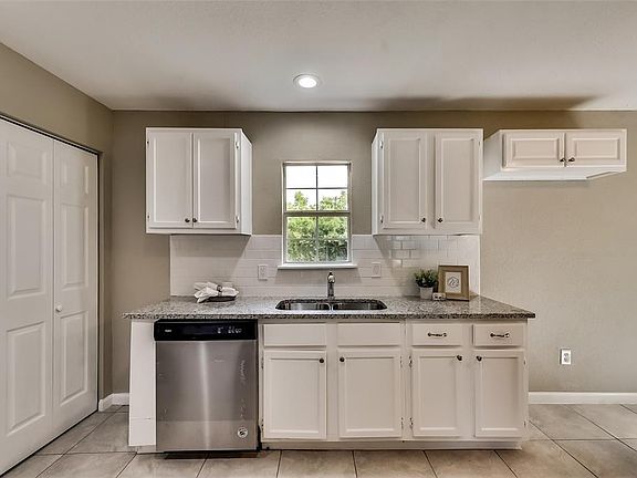 3rd image of 4037 Silverhill Dr