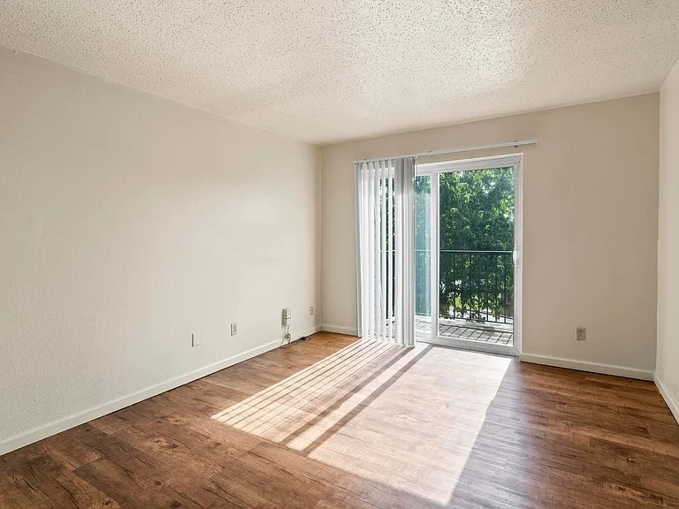 Westport Crossing Apartments — Photo 47