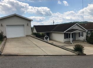 616 6th St, Nitro, WV 25143