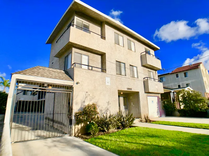 2 bed, 700 sqft, $2,000 — Photo 2