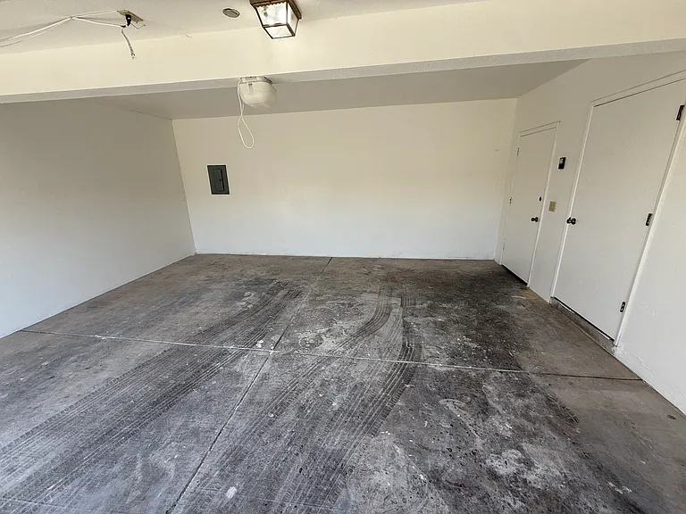 1949 N Swan Rd #19 — Photo 38