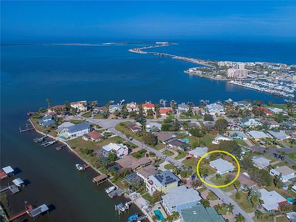 Fabulous location!! Easy bike ride to Dunedin Causeway and Honeymoon Island State Park beaches.