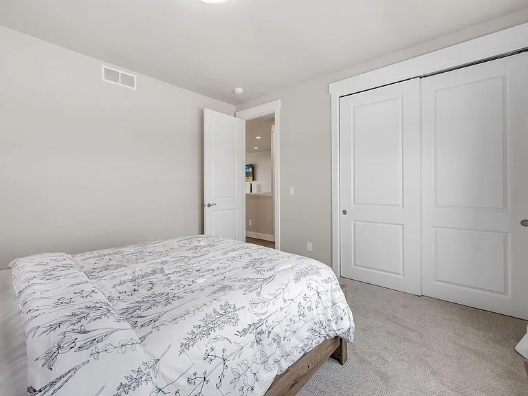 queen bedroom upstairs