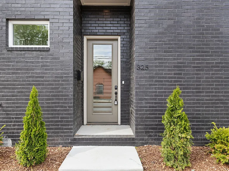 321 Douglas Ave — Photo 18