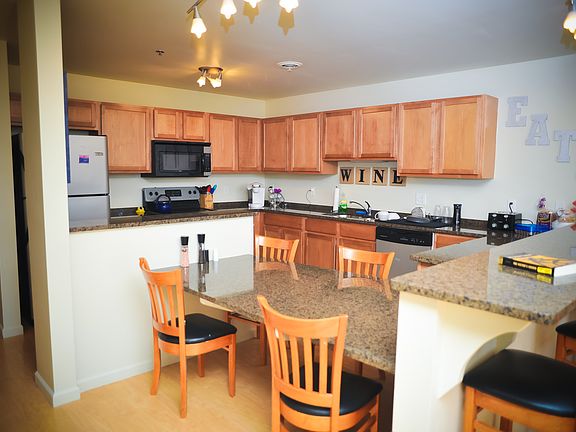 5th image of 611 Church St APT 403