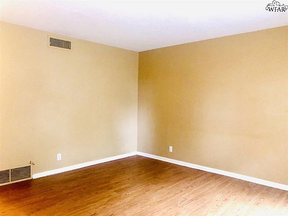 3rd image of 1681 1/2 Speedway Ave
