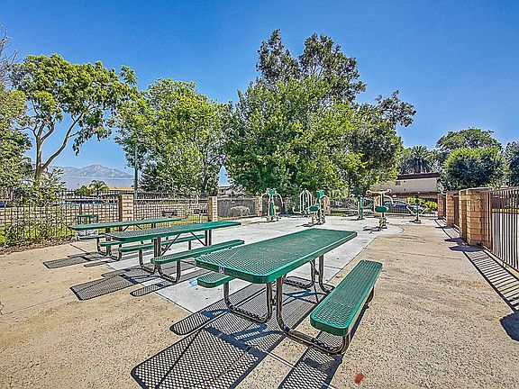 3rd image of 1004 E Deodar St #G