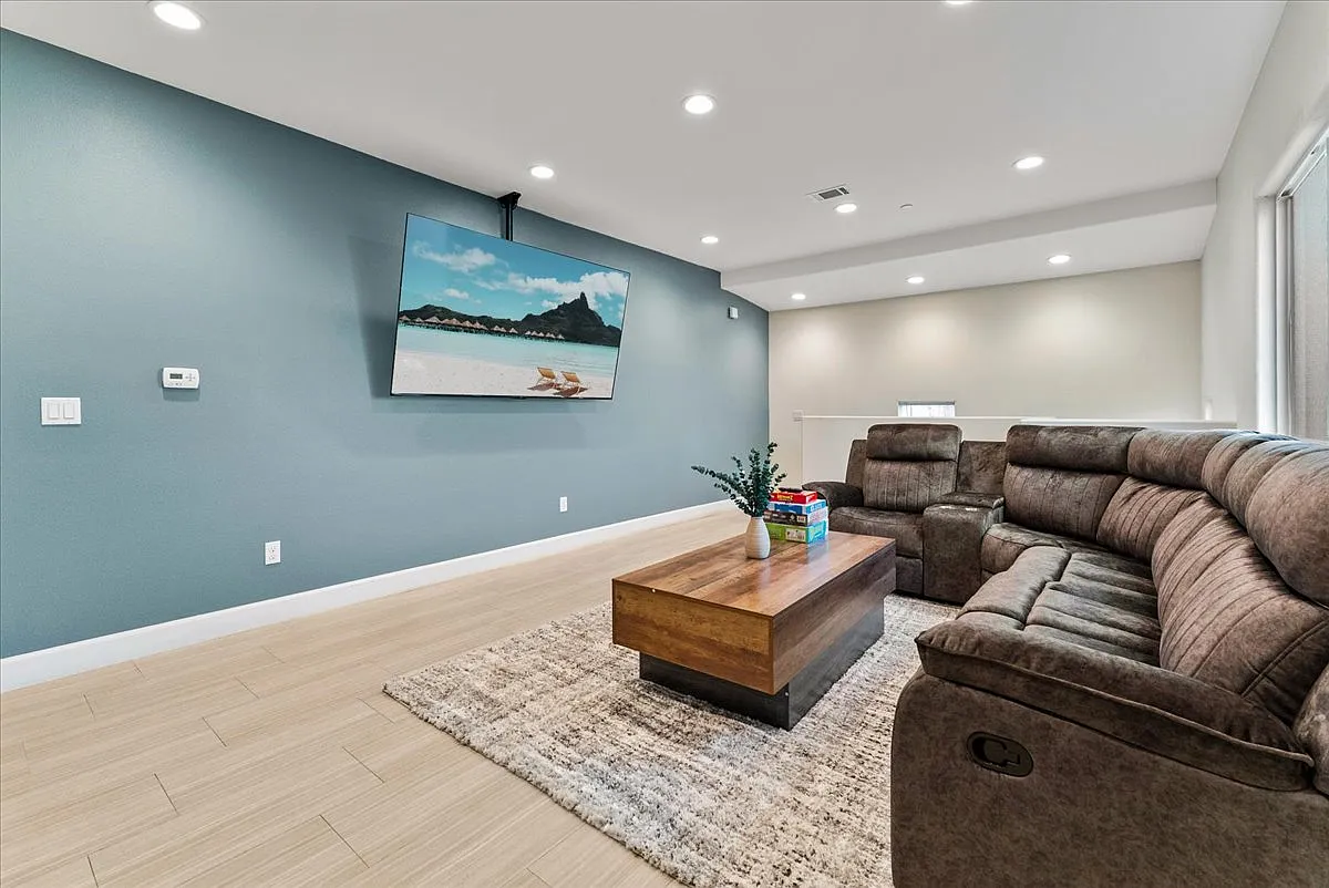 3 bed, $7,500 — Photo 1