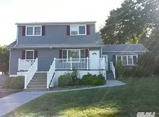 111 Lincoln Dr, Kings Park, NY 11754