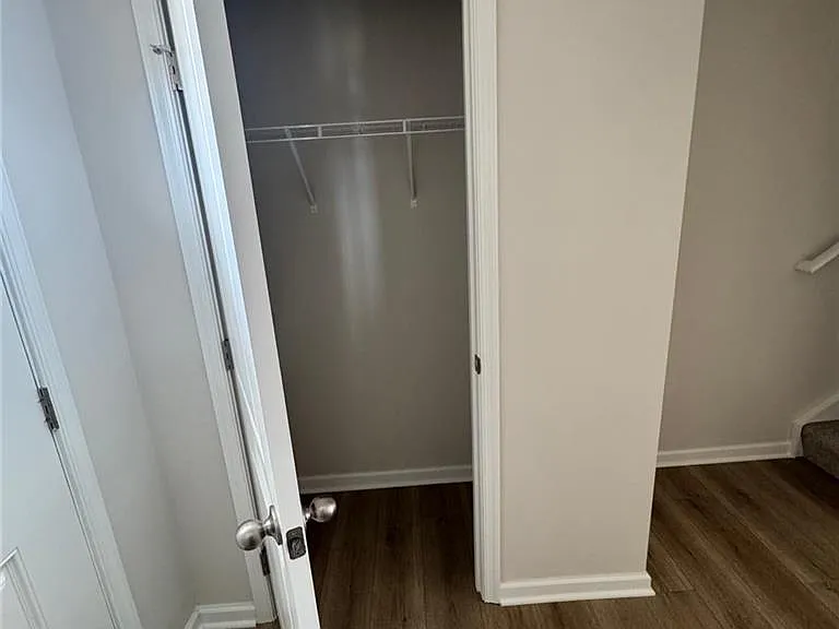 4034 Hemlock Ct — Photo 4