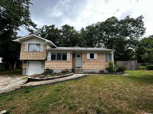 25 Grady Ln, Coram, NY 11727