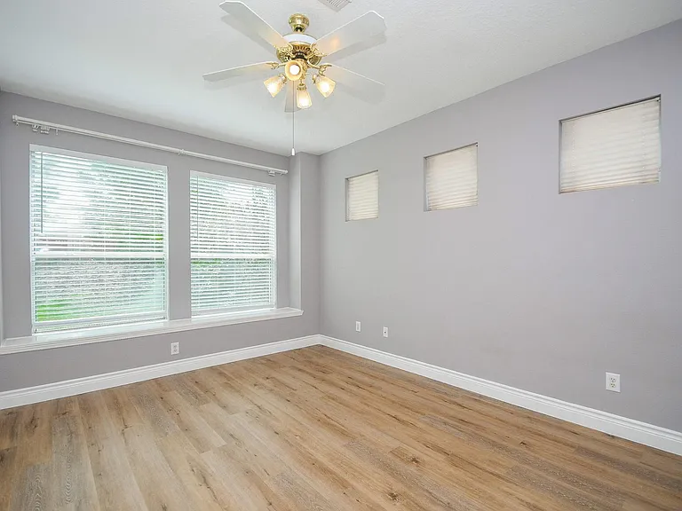 215 Wildmoor Ct — Photo 17