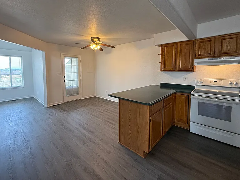 Elbow Dr W 228-230 — Photo 5
