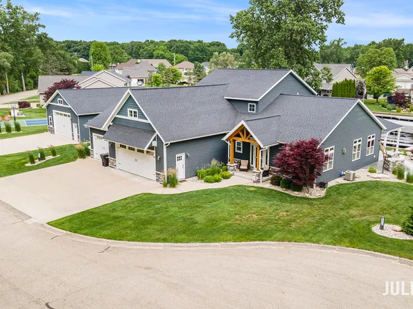 12828 Bayou Ct, Wayland, MI 49348