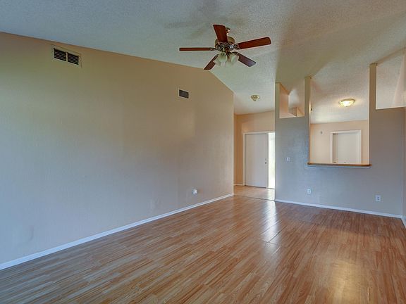3rd image of 312 Phlox Dr