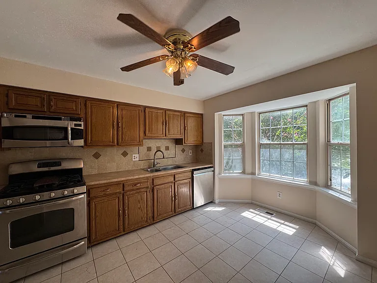 12302 Sleepy Lake Ct — Photo 13
