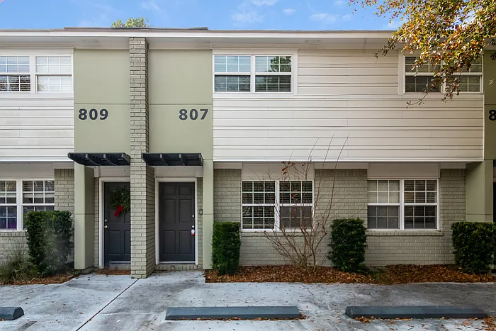2 bed, 1.5 bath, 900 sqft, $2,045 — Photo 1