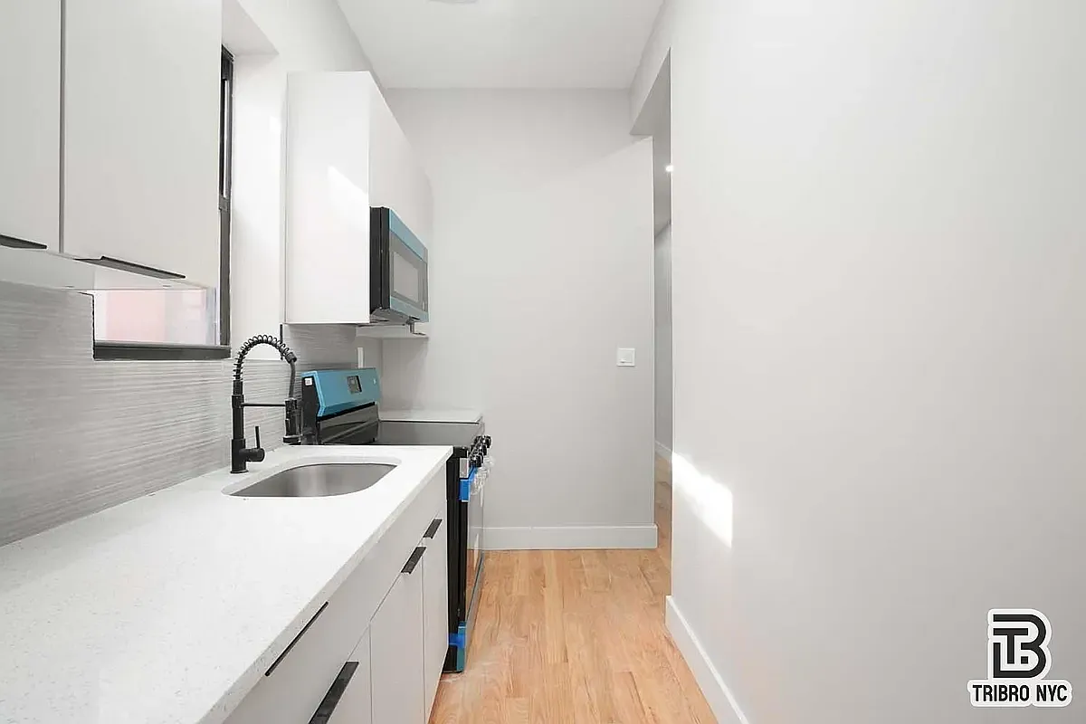 Building Photo - 863 Hart St #2A