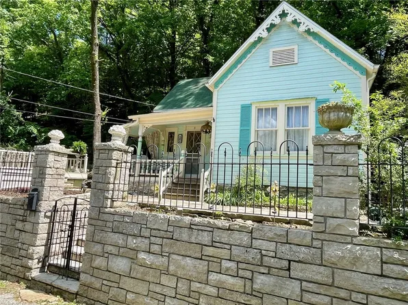 8 Armstrong St, Eureka Springs, AR 72632
