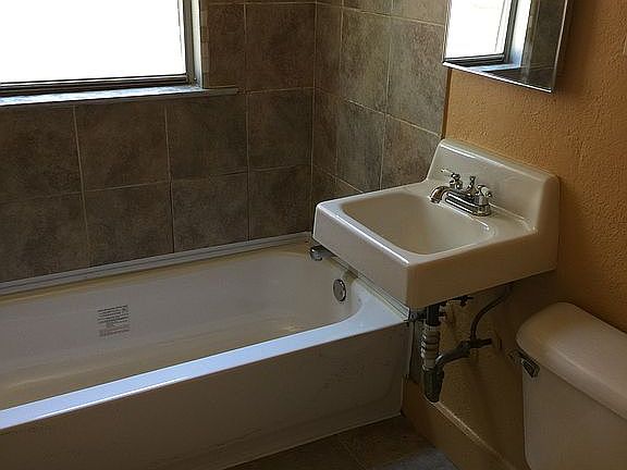 4th image of 1109 W 51st St