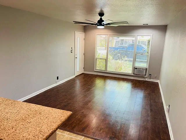 SPACIOUS LIVINGROOM.