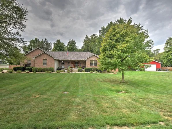 355 E Warren St, Warrensburg, IL 62573