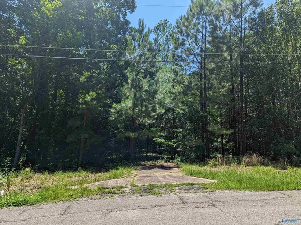 610 Keith Dr, Weaver, AL 36277