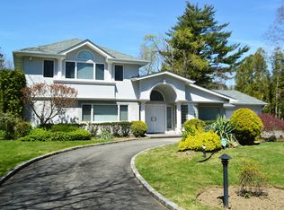 10 Fieldstone Ln, Great Neck, NY 11020