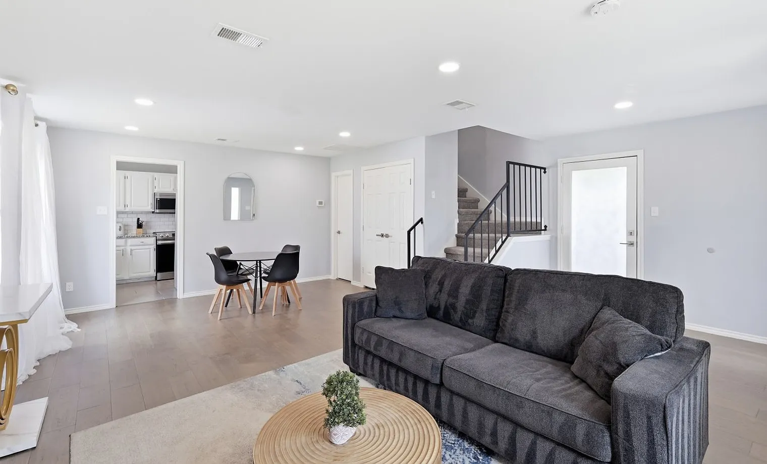 3 bed, 2.0 bath, $4,204 — Photo 2