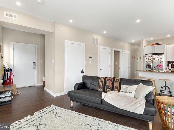 4th image of 1142 Crease St #3