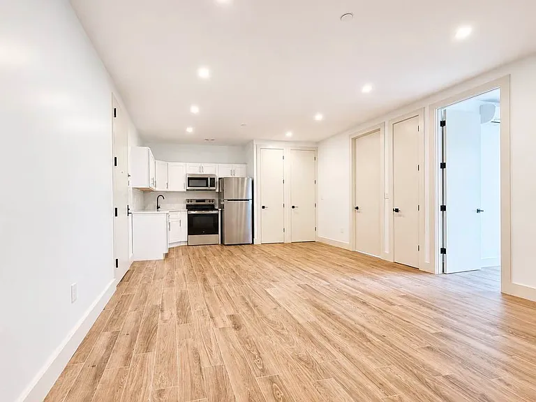 452 E 26th St #2B — Photo 3