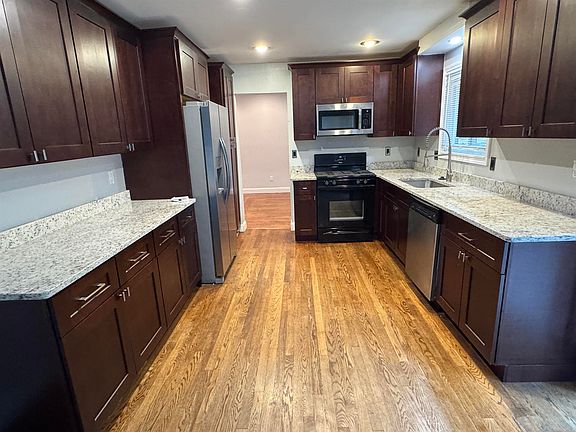 4th image of 34711 Valley Forge Dr