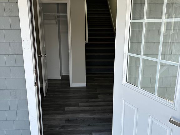 2nd image of 521 W Jericho Tpke