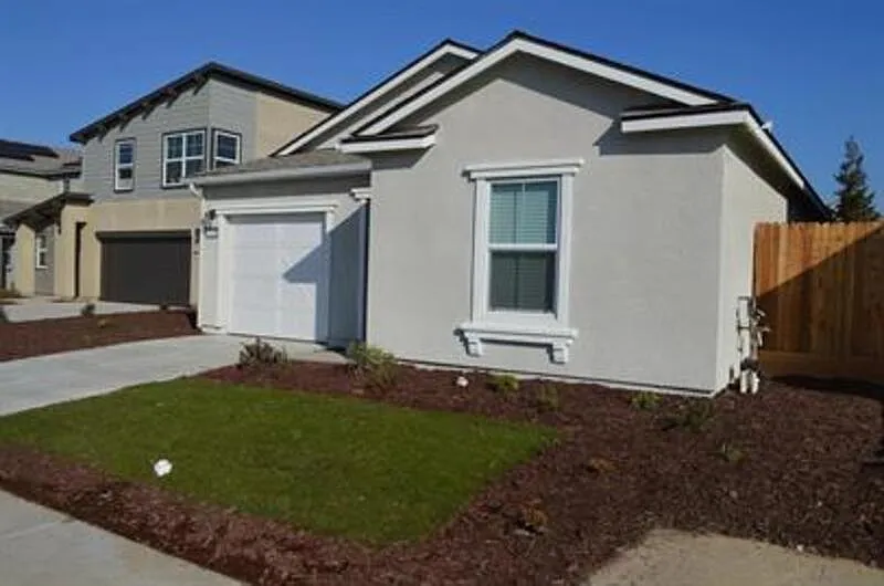 3 bed, 2.0 bath, 1353 sqft, $2,100 — Photo 4