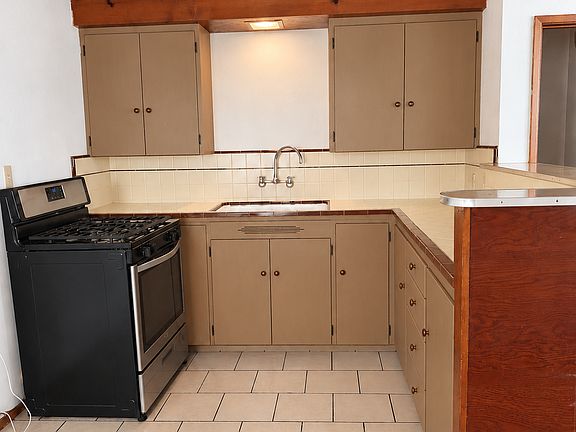 3rd image of 9 E Fern Ave