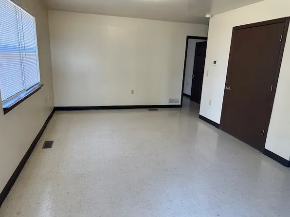 625 Huehl Cir, Salina, KS 67401