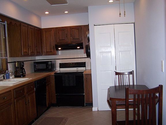 Kitchen w/all new tile